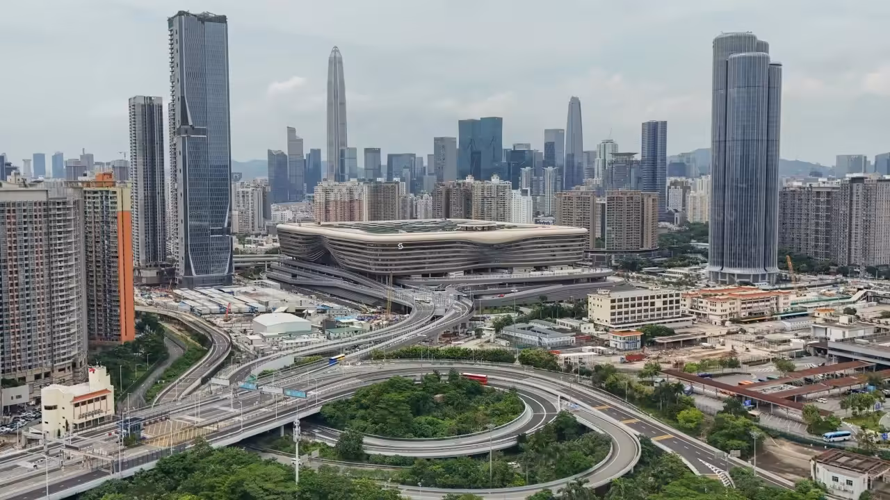 1,500 Hong Kong residents tour revamped Huanggang Port border crossing