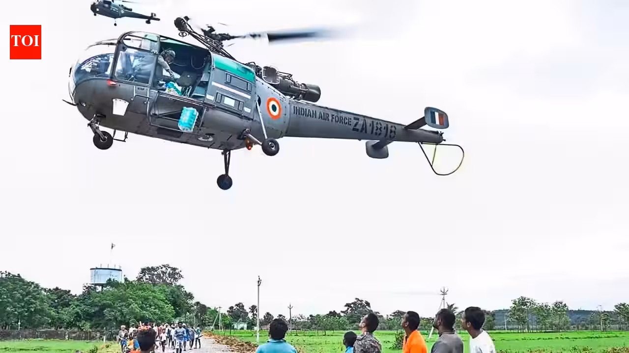 Flood relief packet dropped from air kills man in Saran | Patna News