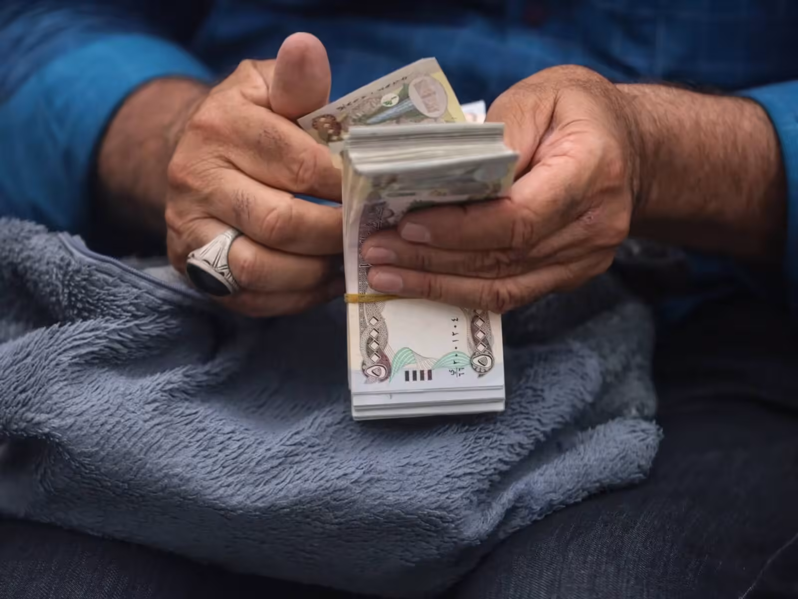 Iraq devalues dinar to ease cash crunch, leaving traders in limbo | Business and Economy News
