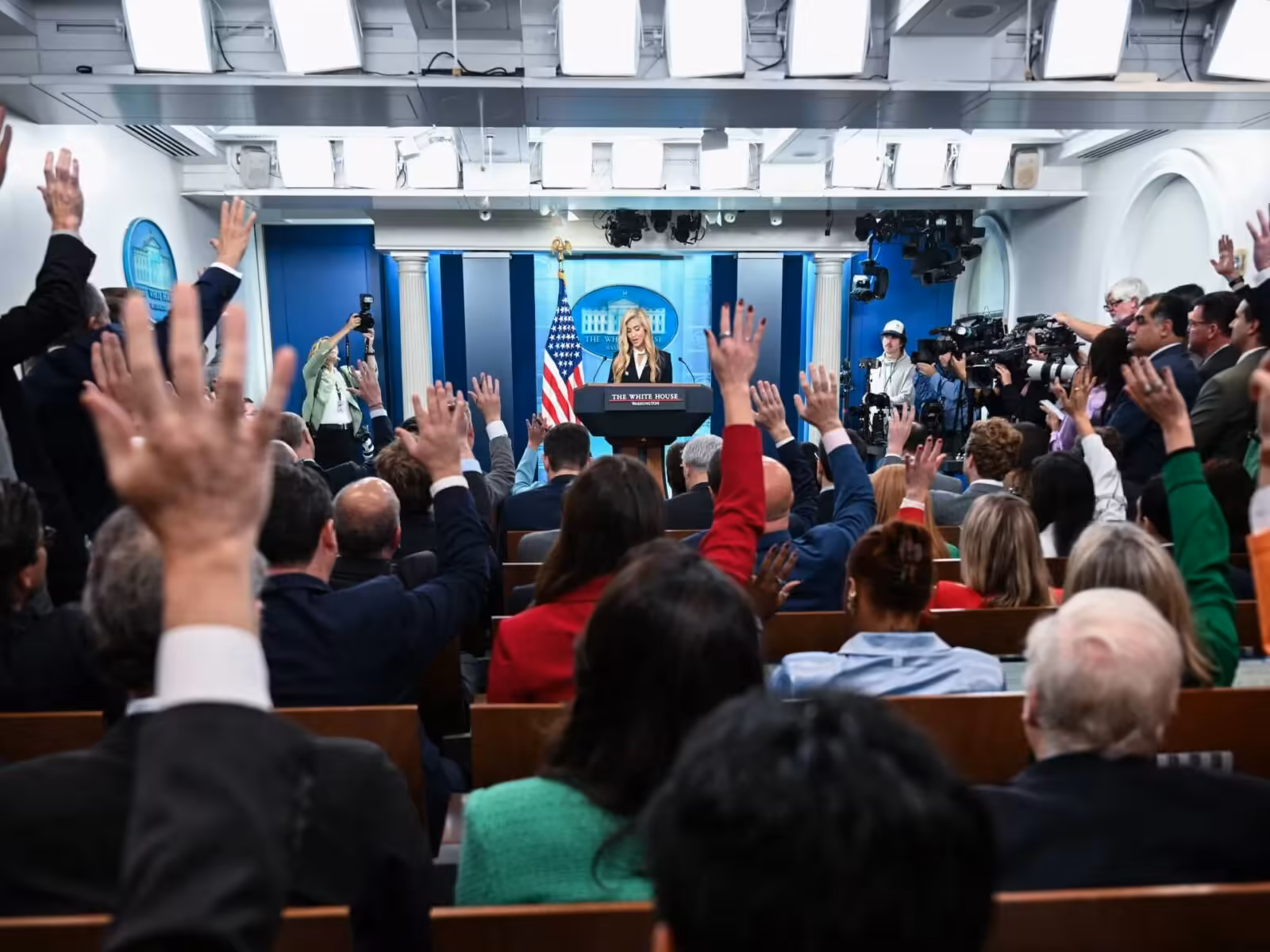 Judge extends White House access for US media outlets amid Trump standoff | Donald Trump News