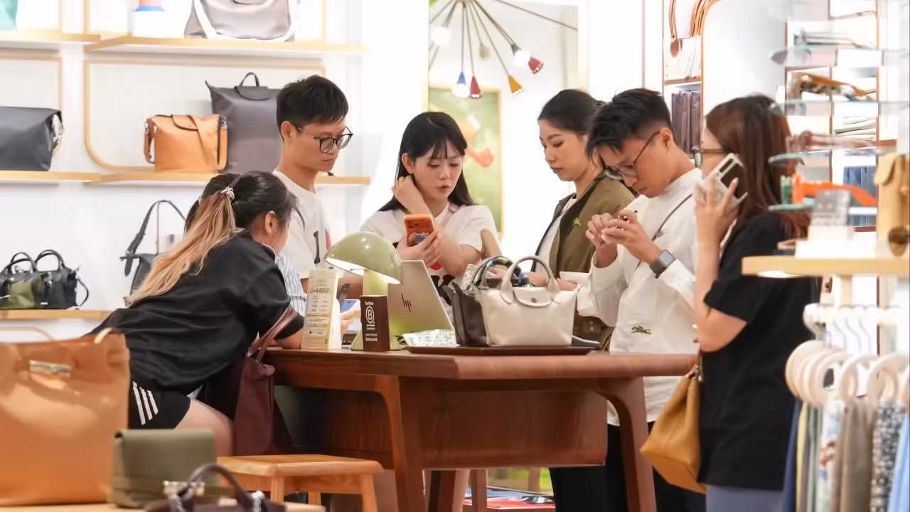 Mainland tourists pack Hong Kong stores, but retailers report modest spending