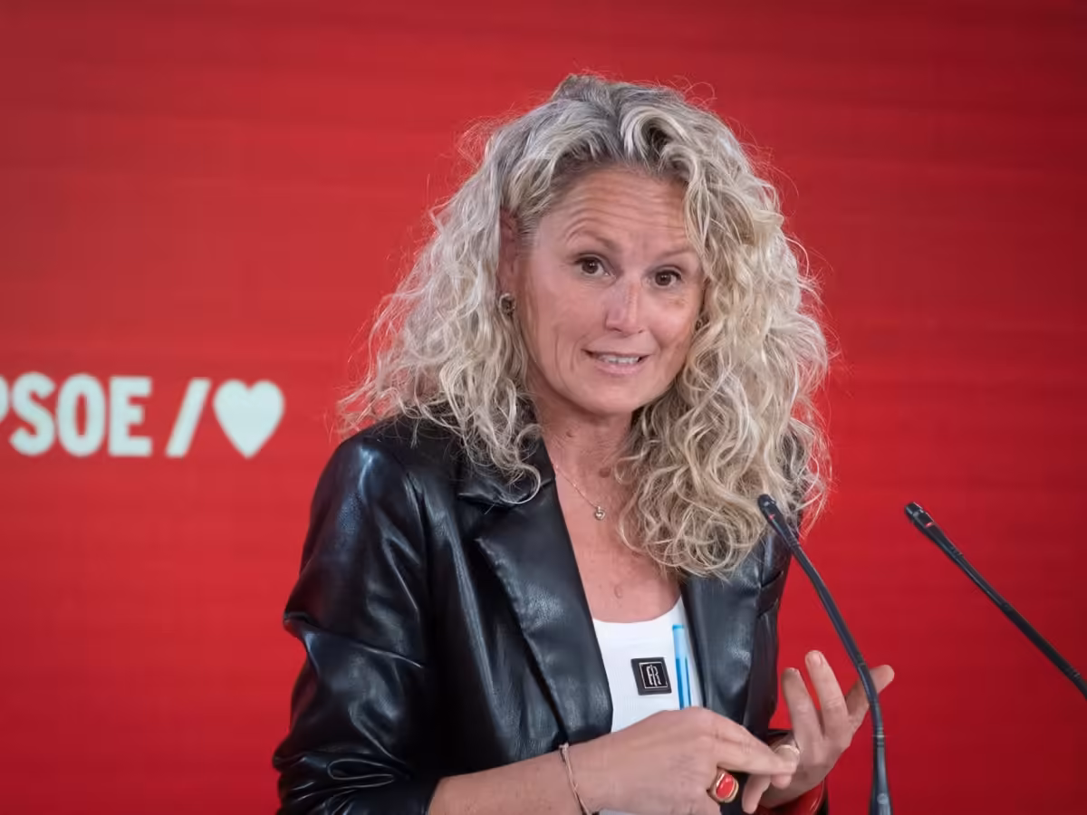 The controversy over her partner's real estate businesses forces the PSOE spokesperson to resign