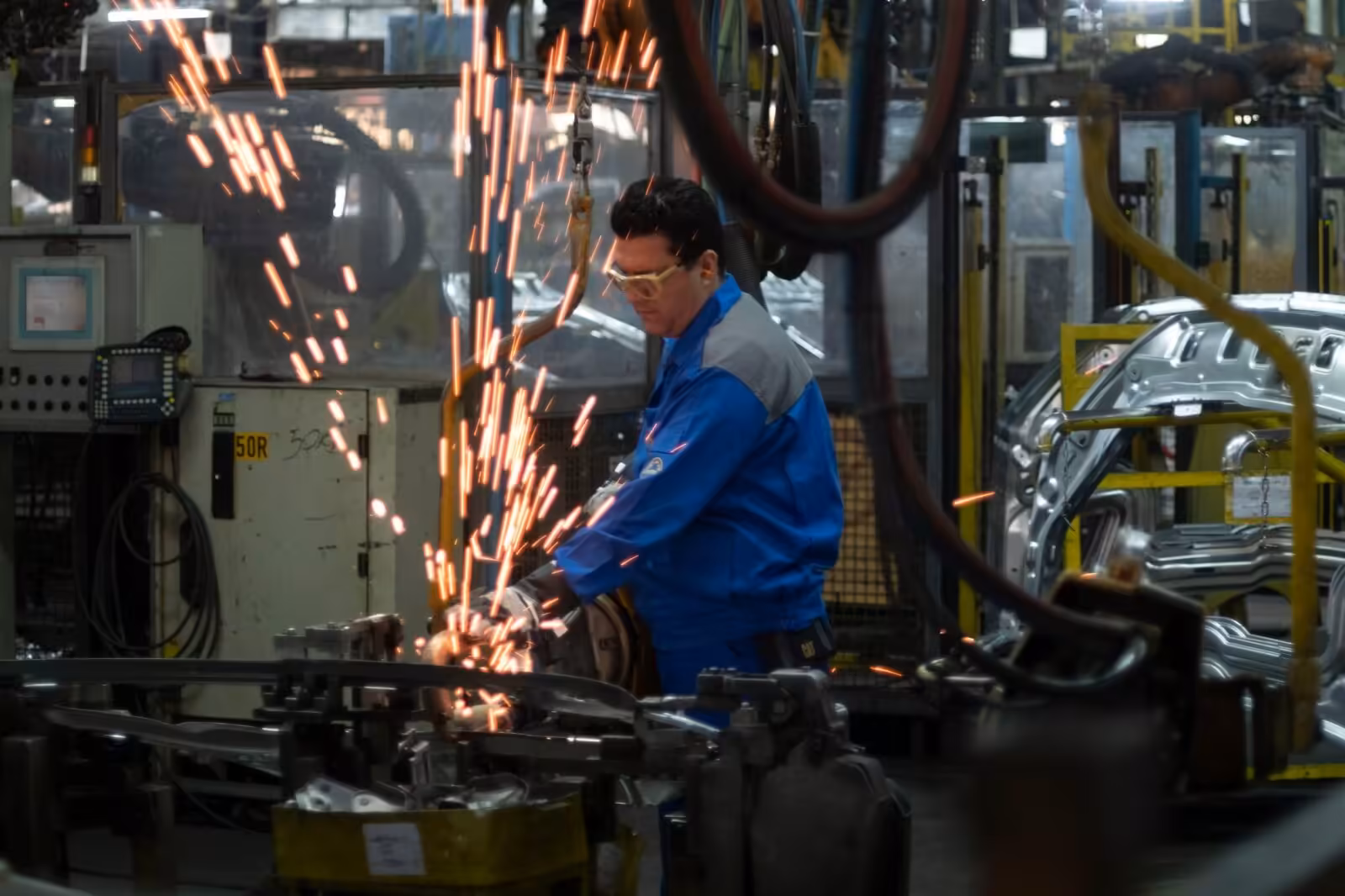US widens Iran sanctions to automotive and rail sectors
