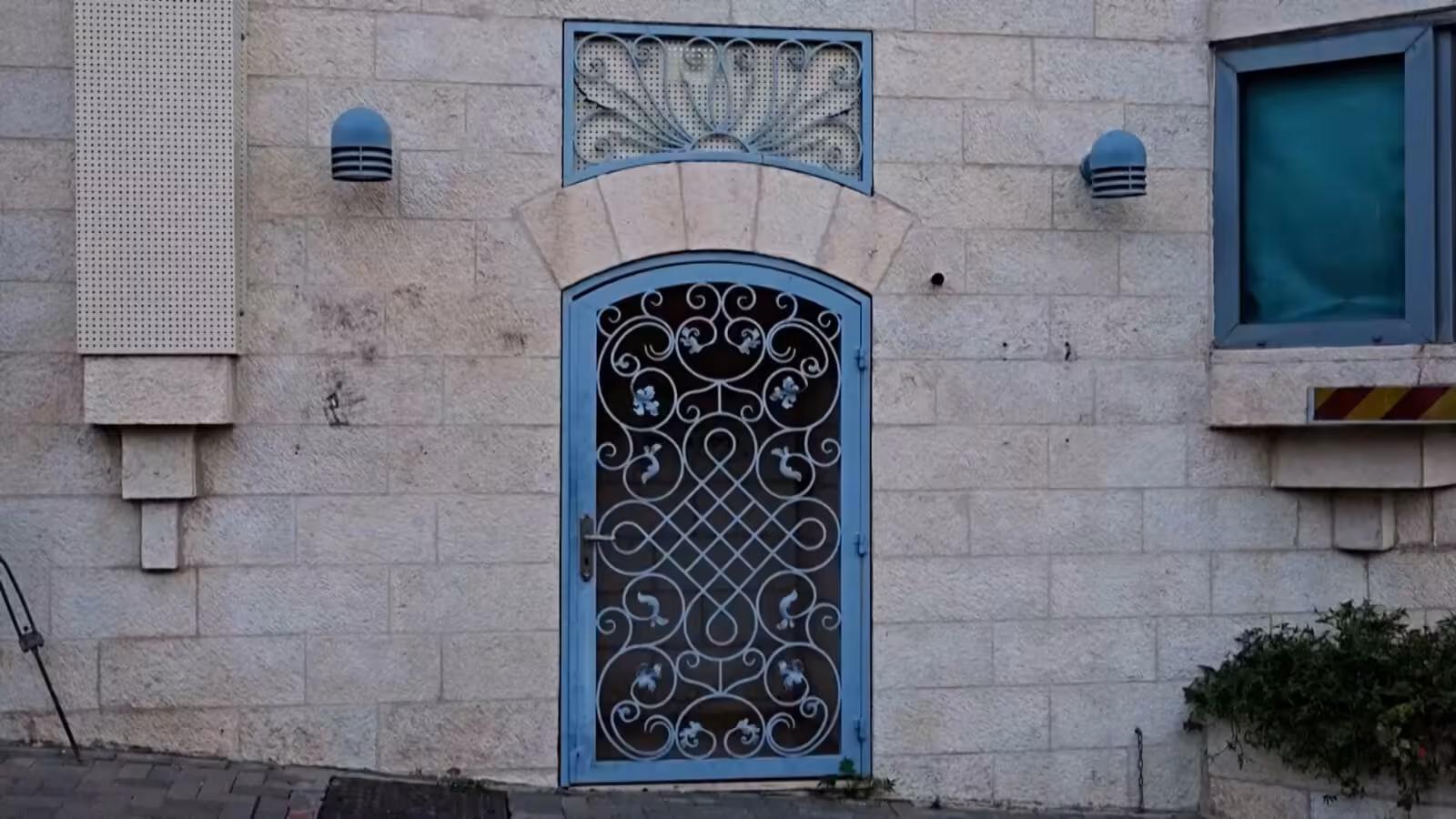Video: Signs removed from British consulate in occupied East Jerusalem | Government